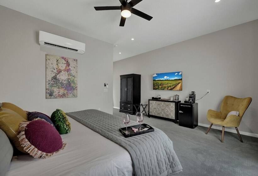 The Bentley Hotel   Mona Lisa Room   Pool View