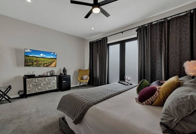 The Bentley Hotel   Mona Lisa Room   Pool View