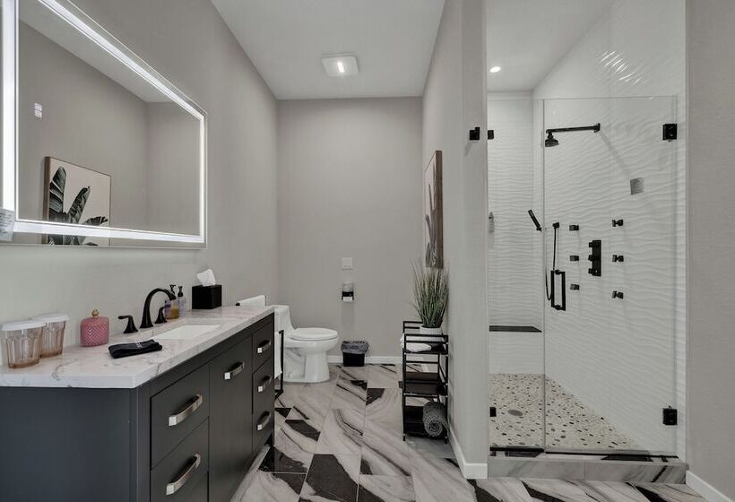 The Bentley Hotel   Mona Lisa Room   Pool View