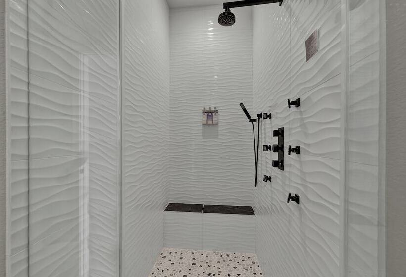 The Bentley Hotel   Mona Lisa Room   Pool View