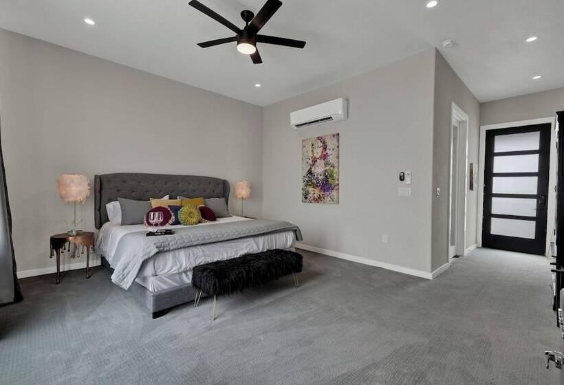 The Bentley Hotel   Mona Lisa Room   Pool View