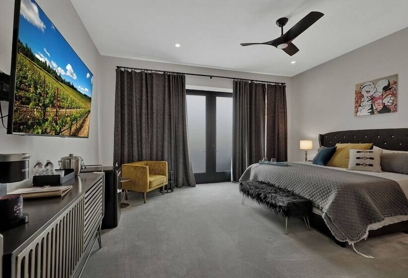 The Bentley Hotel   Popeye Room   Pool View