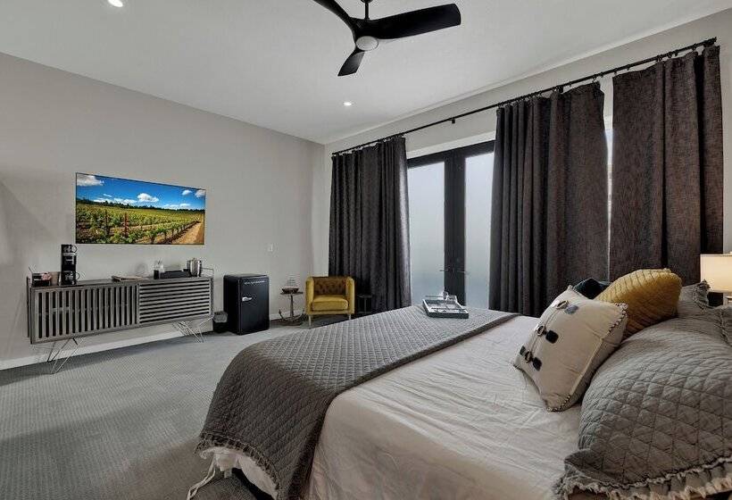 The Bentley Hotel   Popeye Room   Pool View