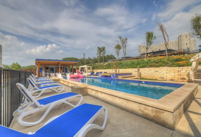 The Bentley Hotel   Popeye Room   Pool View