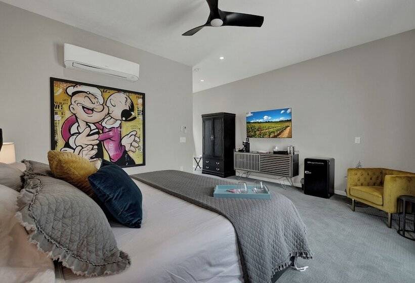 The Bentley Hotel   Popeye Room   Pool View