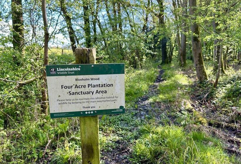 Отель Cosy And Secluded Brook Side Lodge