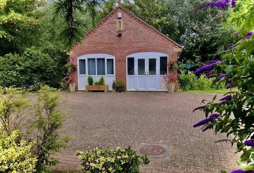 Отель Cosy And Secluded Brook Side Lodge