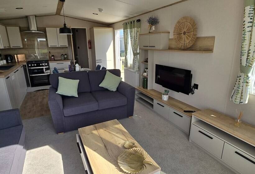 Отель Stunning Brand New 2024 Sunset Lodge, Whitstable