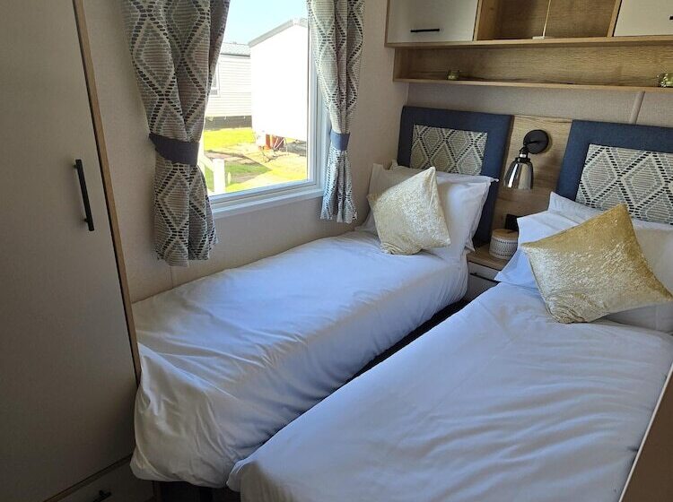 Отель Stunning Brand New 2024 Sunset Lodge, Whitstable