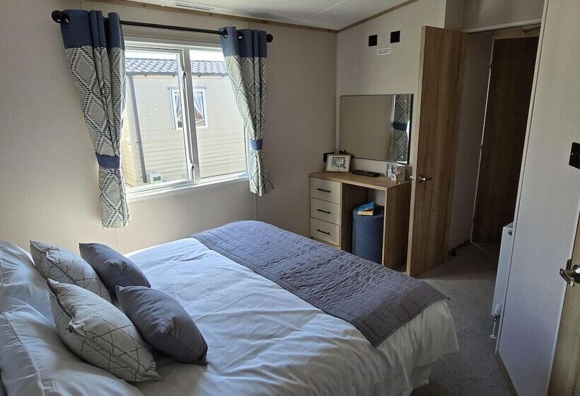 Отель Stunning Brand New 2024 Sunset Lodge, Whitstable