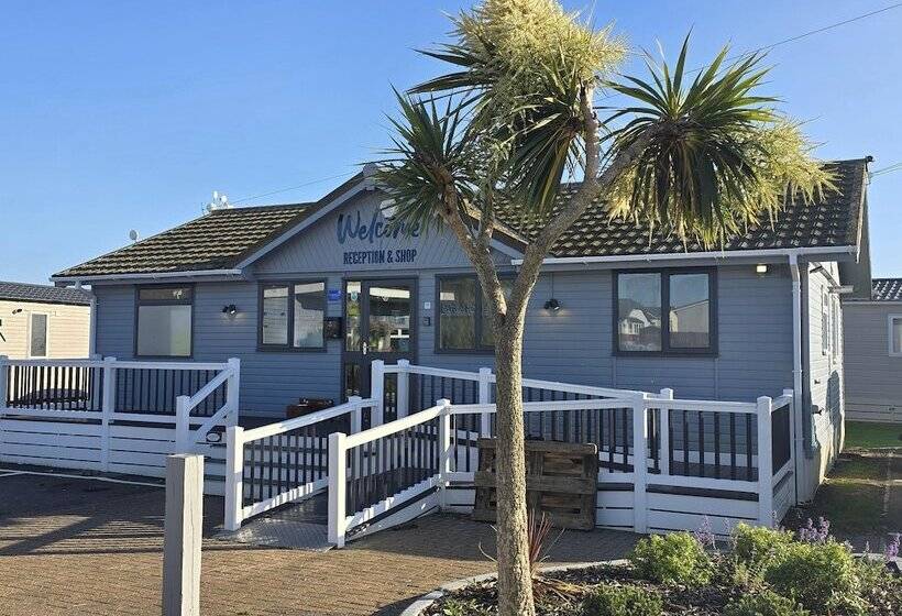 Отель Stunning Brand New 2024 Sunset Lodge, Whitstable