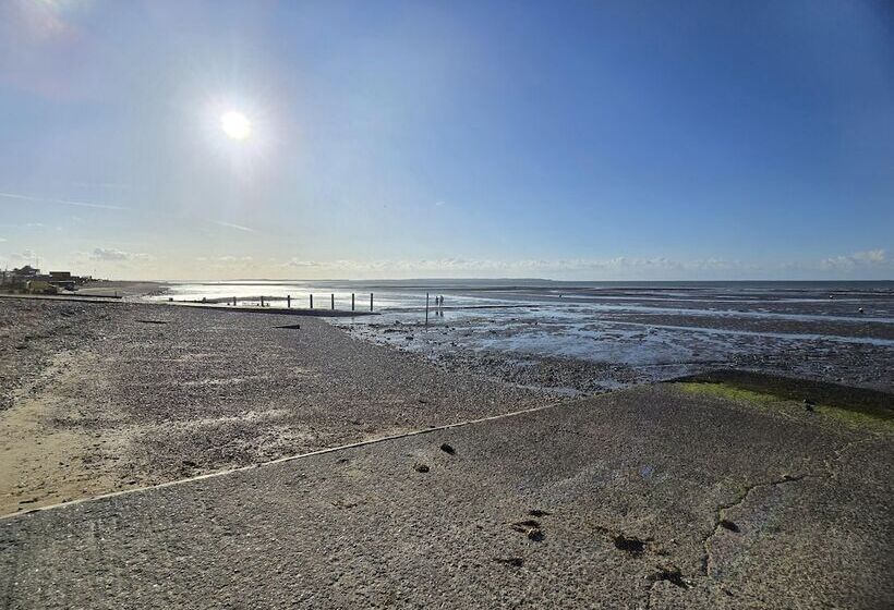 Отель Stunning Brand New 2024 Sunset Lodge, Whitstable