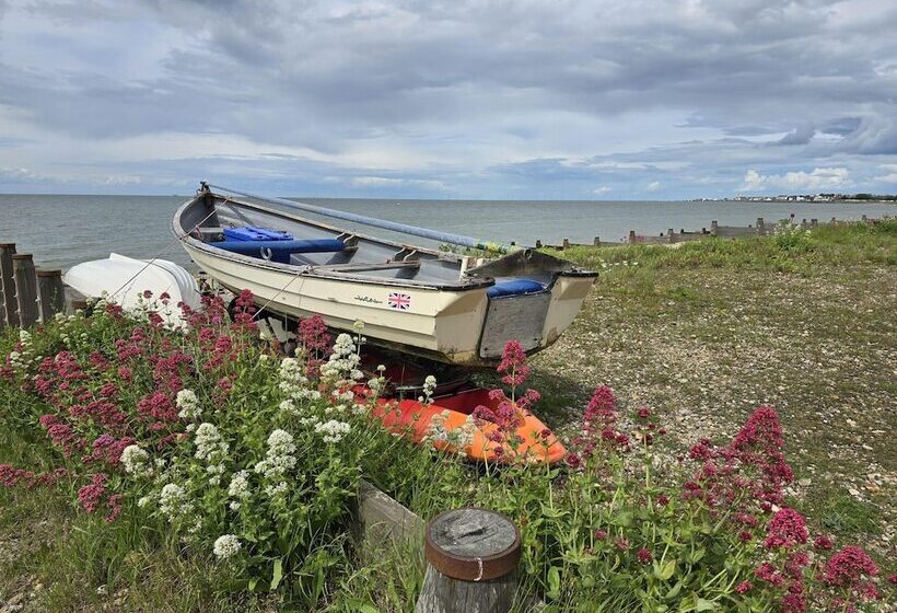 Отель Stunning Brand New 2024 Sunset Lodge, Whitstable