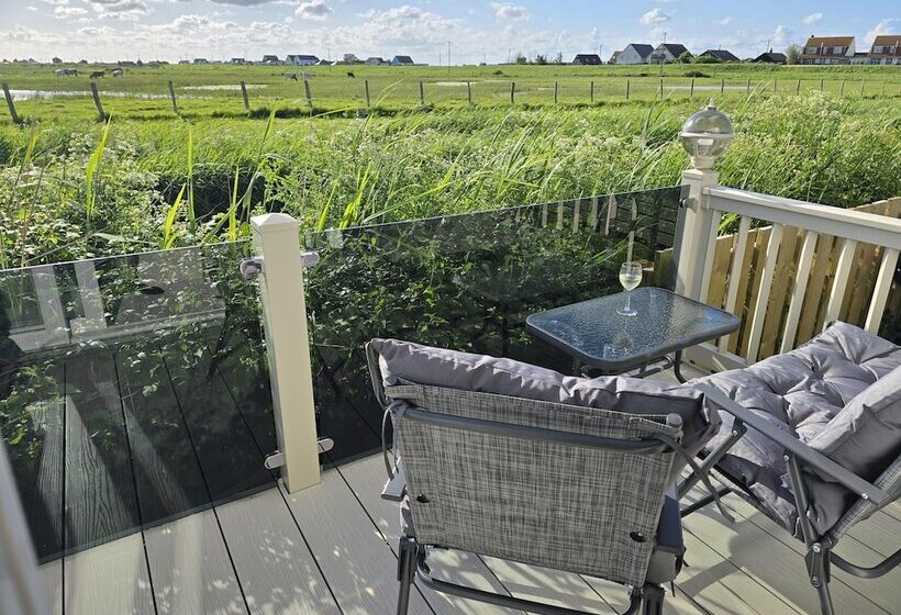 Отель Stunning Brand New 2024 Sunset Lodge, Whitstable