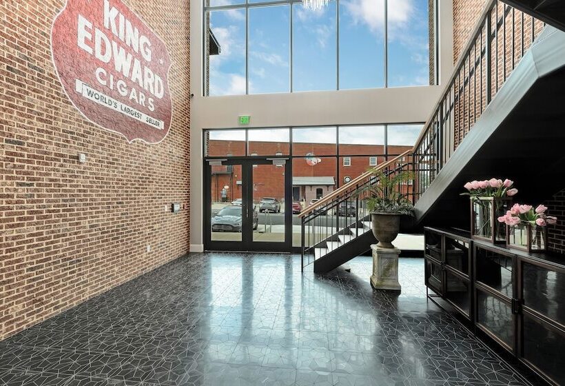 فندق The Flying Fifty