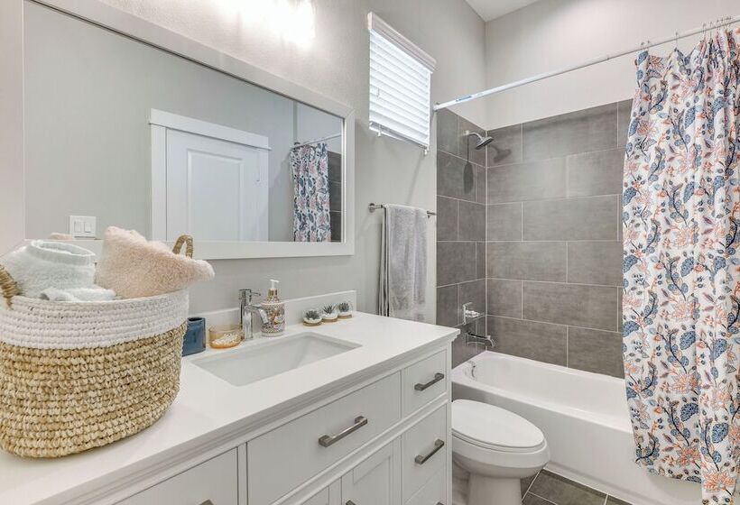 Houston Escape W/ Free Wifi   10 Mi To Downtown!