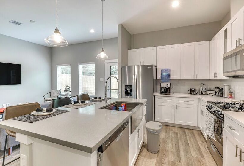 Houston Escape W/ Free Wifi   10 Mi To Downtown!