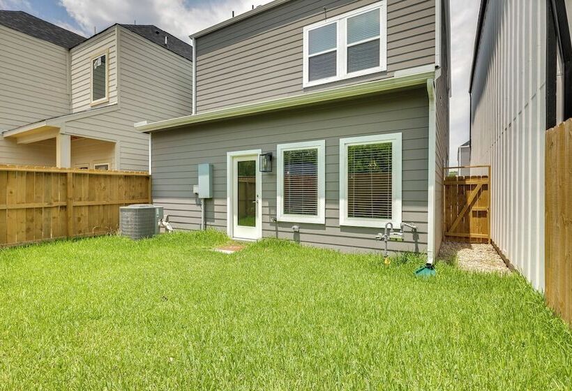 Houston Escape W/ Free Wifi   10 Mi To Downtown!