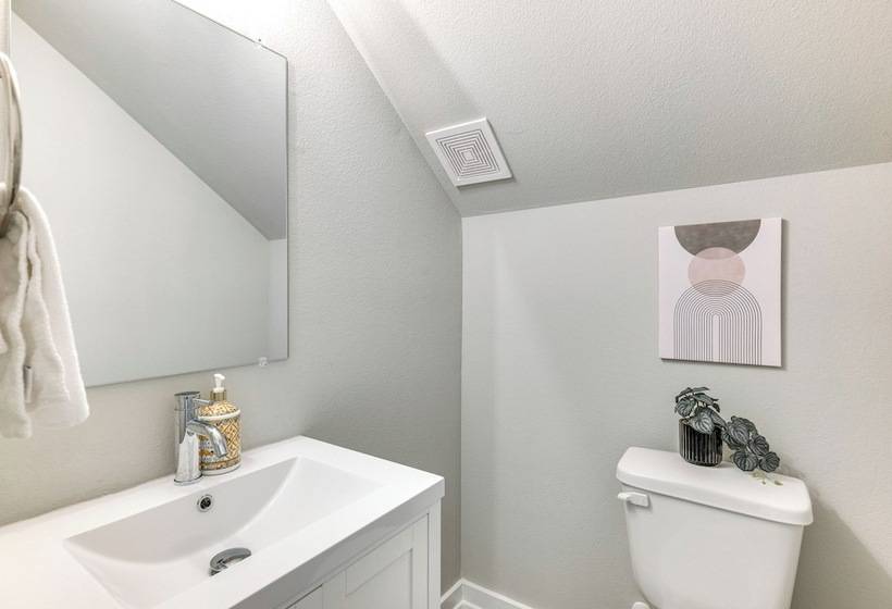 Houston Escape W/ Free Wifi   10 Mi To Downtown!