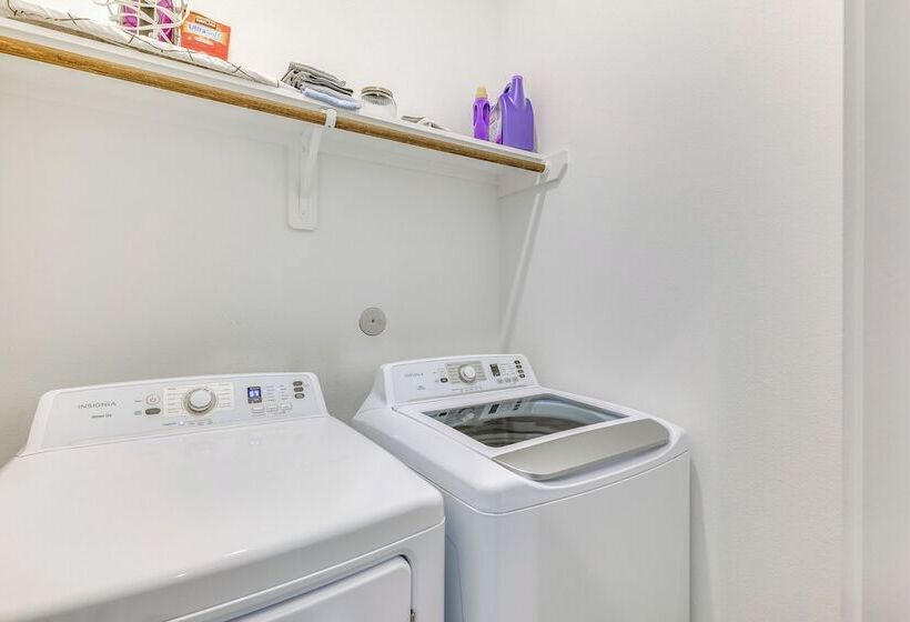 Houston Escape W/ Free Wifi   10 Mi To Downtown!