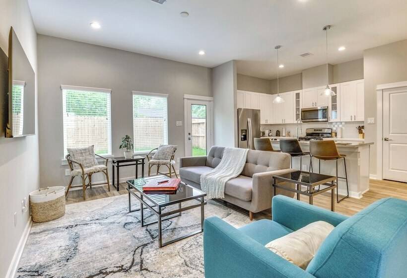 Houston Escape W/ Free Wifi   10 Mi To Downtown!