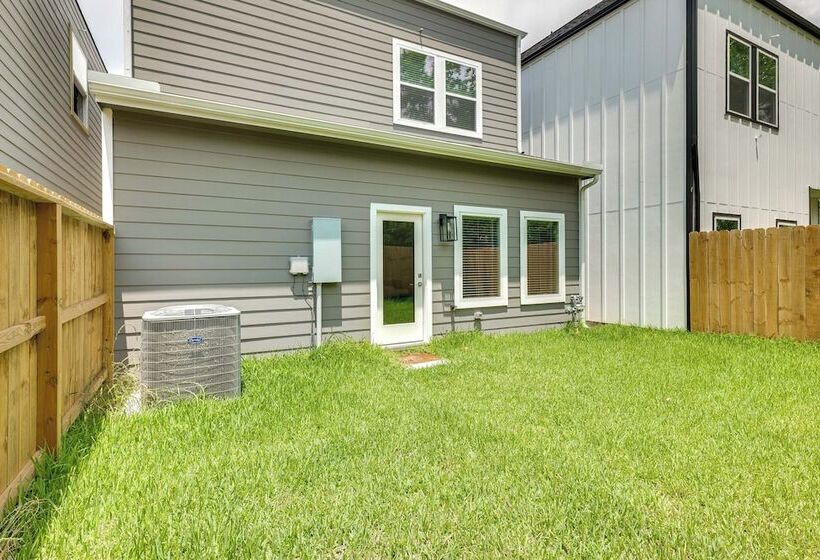 Houston Escape W/ Free Wifi   10 Mi To Downtown!