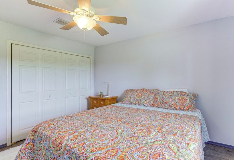 Idyllic Anthony Home: Riding Arena W/ Mirror Wall!