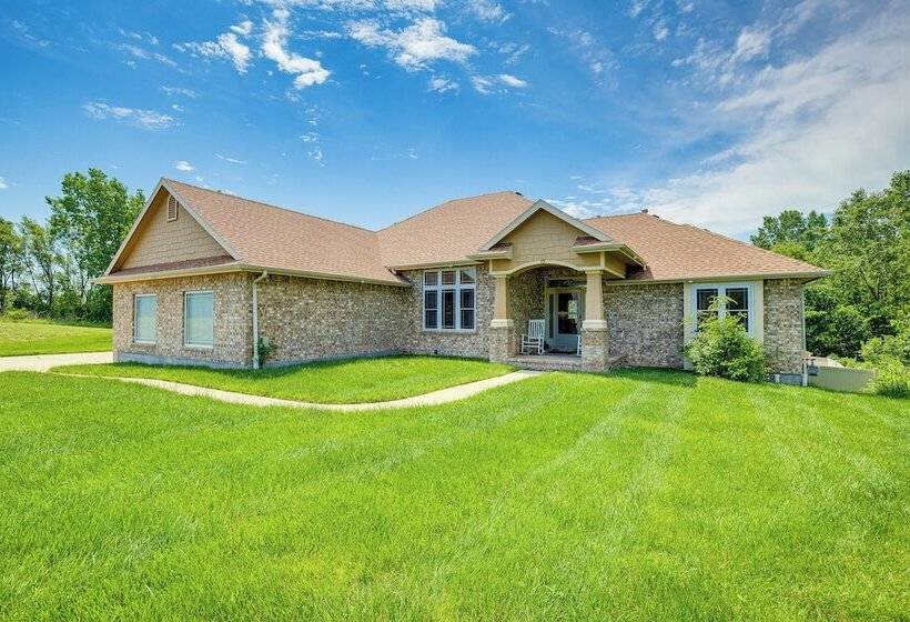 Junction City Home W/ Hot Tub   Near Milford Lake!