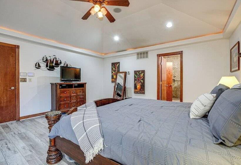 Junction City Home W/ Hot Tub   Near Milford Lake!