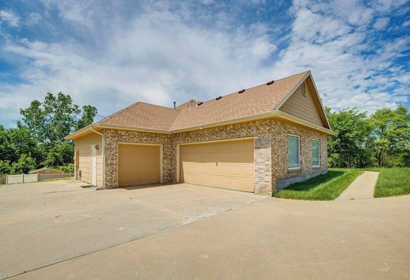 Junction City Home W/ Hot Tub   Near Milford Lake!