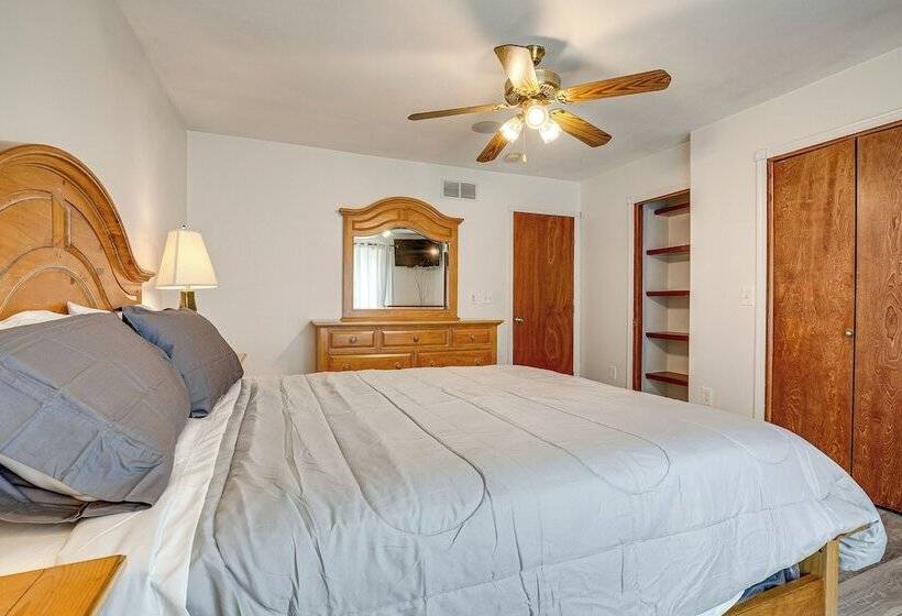 Junction City Home W/ Hot Tub   Near Milford Lake!