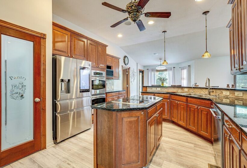 Junction City Home W/ Hot Tub   Near Milford Lake!