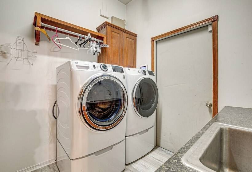 Junction City Home W/ Hot Tub   Near Milford Lake!