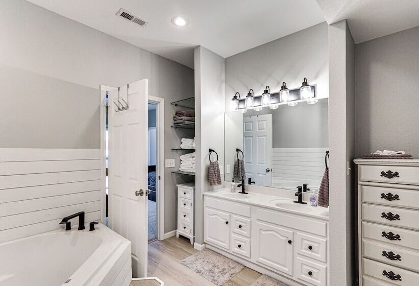 Views & Private Dock: Lake Of The Ozarks Retreat!