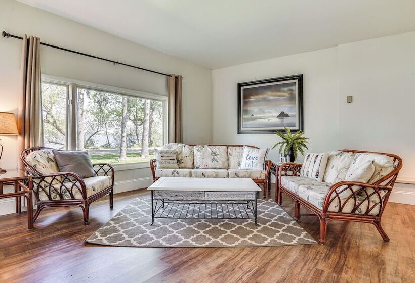 Lakeside Litchfield Home W/ Patio & Gas Grill!