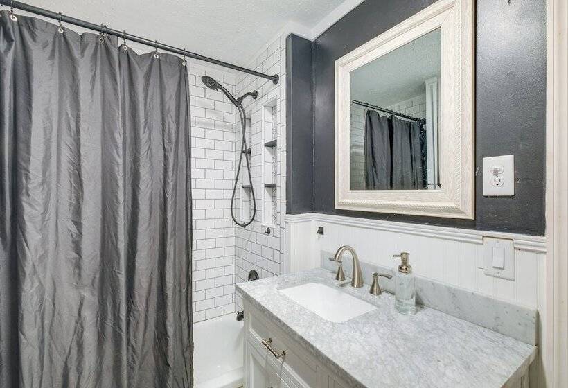 Large Lynchburg Family Home W/ Hot Tub: 4 Mi To Lu