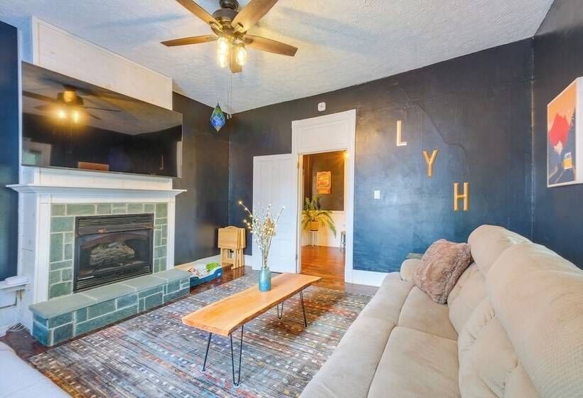 Large Lynchburg Family Home W/ Hot Tub: 4 Mi To Lu