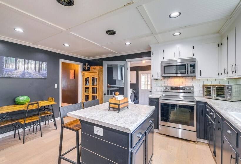 Large Lynchburg Family Home W/ Hot Tub: 4 Mi To Lu