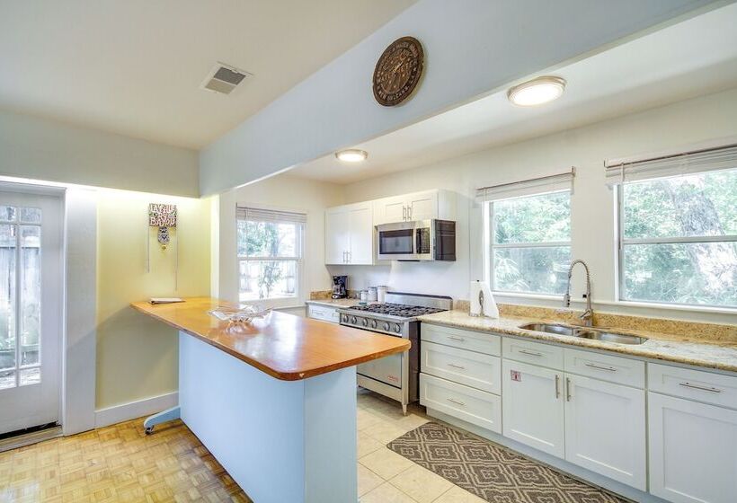 Long Beach Cottage, Walk To Beach & Downtown!