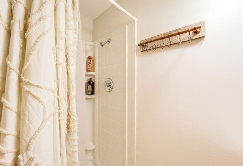 Luxe Appalachian Mountain Cabin W/ Hot Tub, Views