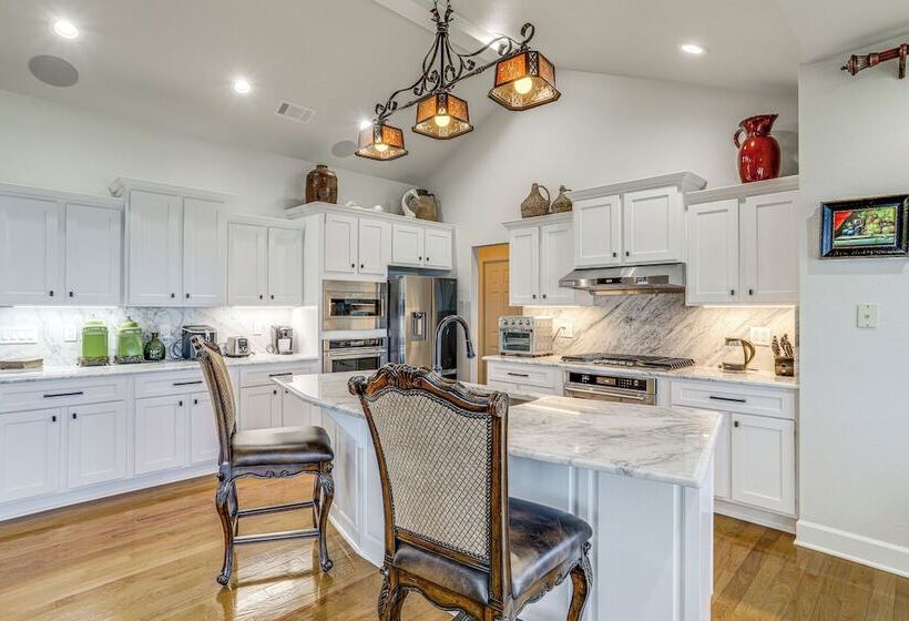 Luxe Home W/ Panoramic Greers Ferry Lake Views