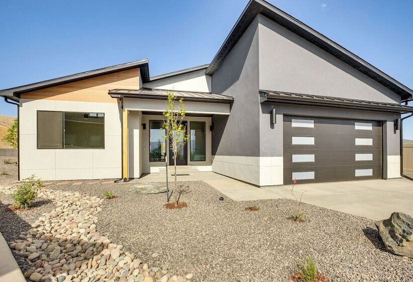 Luxe Living: Grand Junction Home W/ Hot Tub, Views