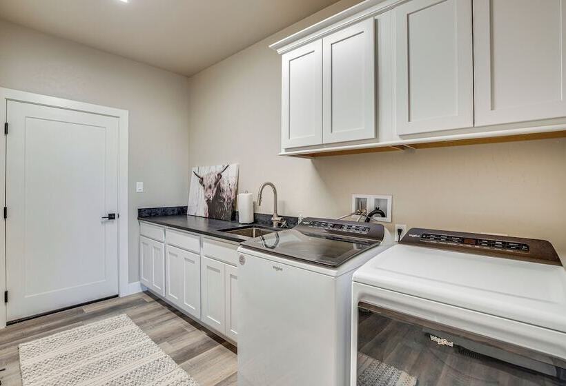 Luxe Living: Grand Junction Home W/ Hot Tub, Views