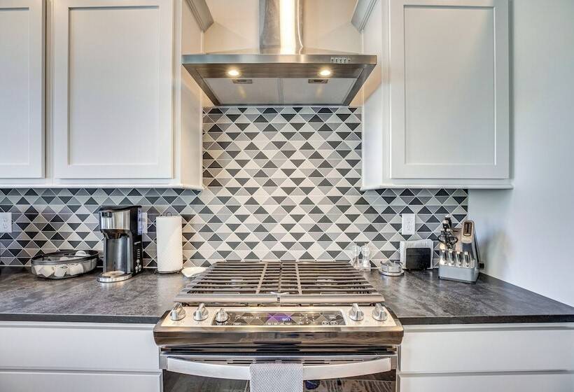 Luxe Living: Grand Junction Home W/ Hot Tub, Views