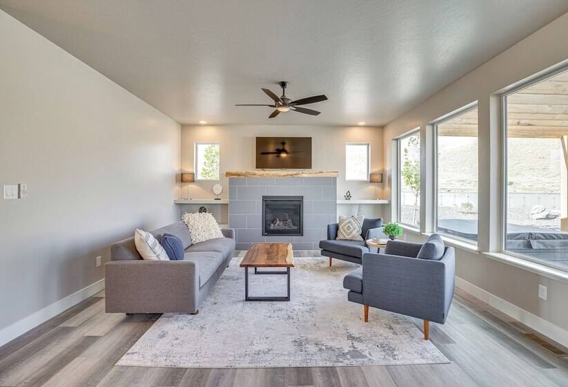 Luxe Living: Grand Junction Home W/ Hot Tub, Views