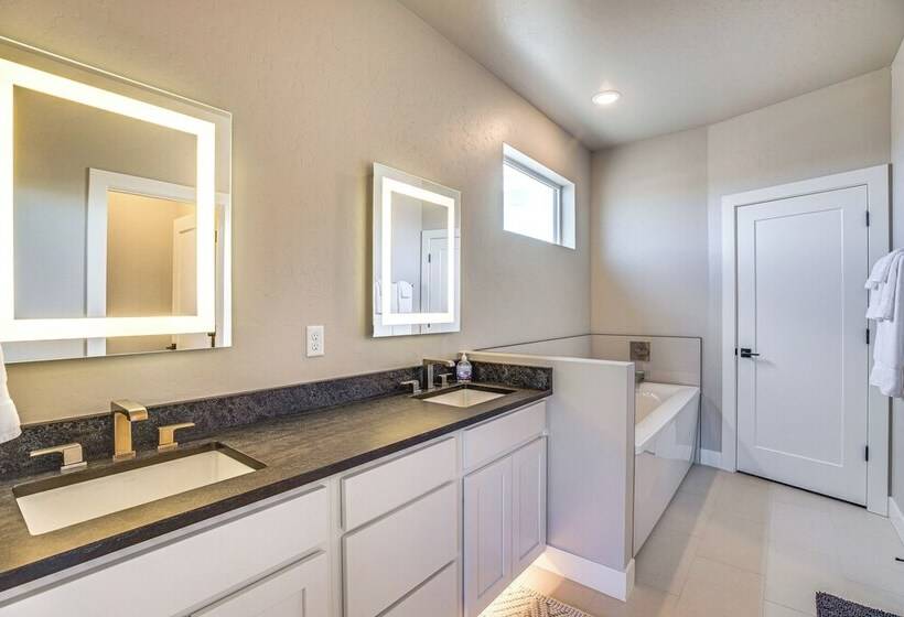 Luxe Living: Grand Junction Home W/ Hot Tub, Views