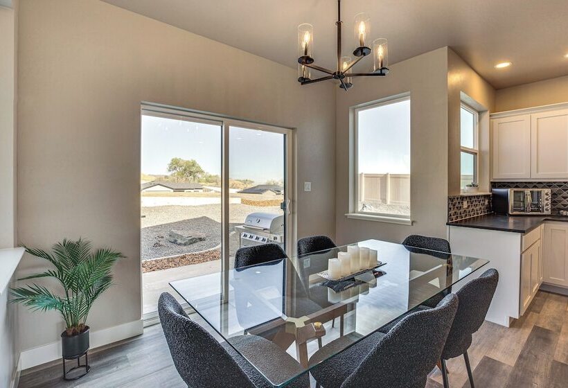 Luxe Living: Grand Junction Home W/ Hot Tub, Views