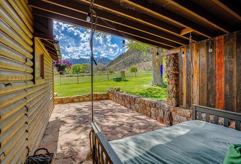 14 Mi To Main Street Moab: Cabin W/ Hot Tub Access