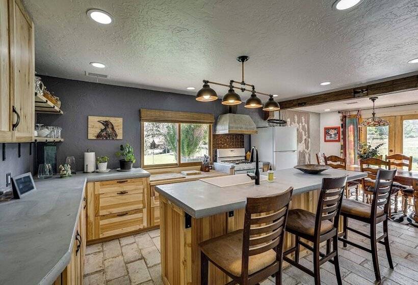 14 Mi To Main Street Moab: Cabin W/ Hot Tub Access