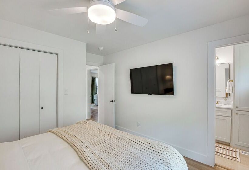 Dock & Fire Pit: Lakefront Home In Malakoff!